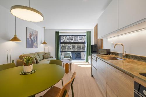 Il comprend une cuisine et un salon avec une table verte. dans l'établissement Soubise, à Paris