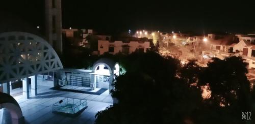 uitzicht op een stad 's nachts met verlichting bij Areej tower in Islamabad