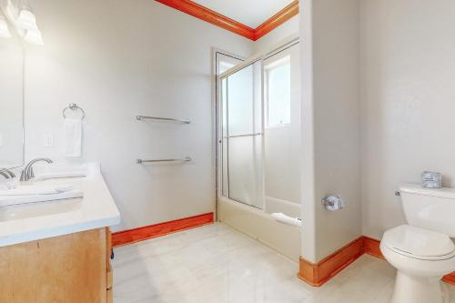ein Bad mit einem WC, einem Waschbecken und einer Dusche in der Unterkunft Hello Sunshine in St. George Island