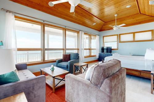uma sala de estar com uma cama e dois sofás em Hello Sunshine em St. George Island