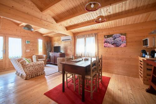 ein Esszimmer mit einem Tisch und Stühlen in einem Zimmer in der Unterkunft Lakeside Cabin Oasis w/ AC, By TimeCooler in Montargil
