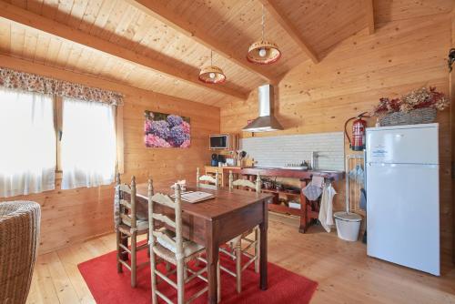 kuchnia i jadalnia ze stołem i lodówką w obiekcie Lakeside Cabin Oasis w/ AC, By TimeCooler w mieście Montargil