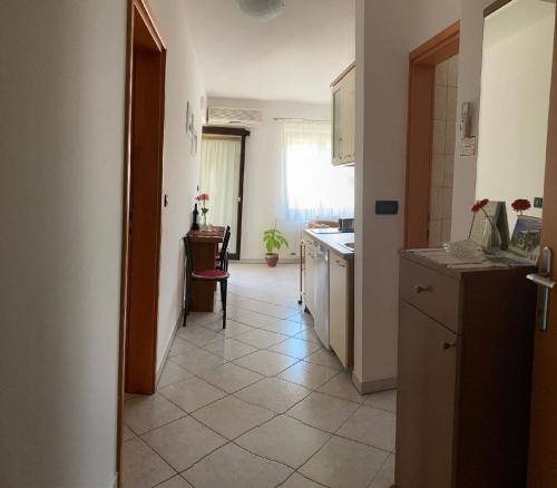 una cucina con pavimento piastrellato e un corridoio di Ferienwohnung für 3 Personen 1 Kind ca 40 qm in Funtana, Istrien Istrische Riviera a Funtana