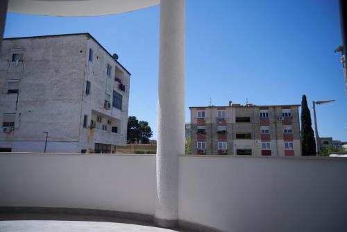 Blick auf ein Gebäude aus einem Fenster in der Unterkunft Kalpazo Inn Tirana in Tirana