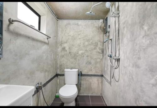 ein Bad mit einem WC und einem Waschbecken in der Unterkunft Hillside cottage tanah rata in Tanah Rata