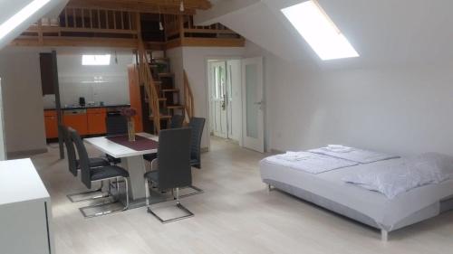 una camera con letto, tavolo e sedie di Studio für 4 Personen ca 106 qm in Gozd, Krain Innerkrain a Gozd