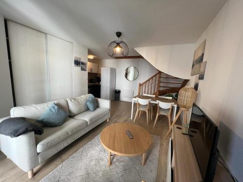 un salon avec un canapé et une table dans l'établissement Beau T3 - Stationnement privé, à Toulouse