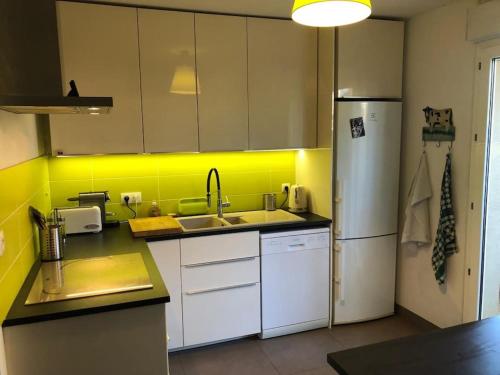une cuisine avec un évier et un réfrigérateur dans l'établissement Toulon - CAP BRUN - T3 rez de jardin, à Toulon