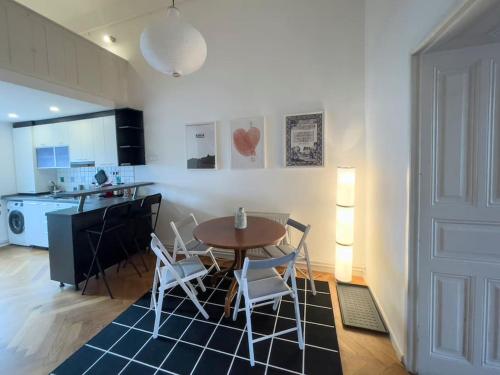 Lotus - Designer apt in city center