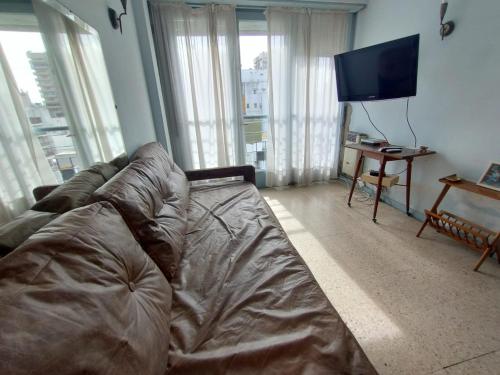 sala de estar con sofá y TV de pantalla plana en Dpto dos ambientes Mar del Plata en Mar del Plata