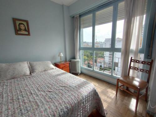 1 dormitorio con cama y ventana grande en Dpto dos ambientes Mar del Plata en Mar del Plata