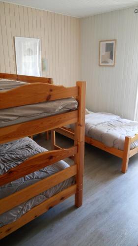 une chambre avec deux lits superposés et une fenêtre dans l'établissement Gîtes de Neyrac, appartement Violette - piscine, rivière à 100 m, vue sur les collines, à Meyras