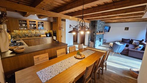eine Küche und ein Esszimmer mit einem Holztisch und Stühlen in der Unterkunft Chalet Robinson in Modra