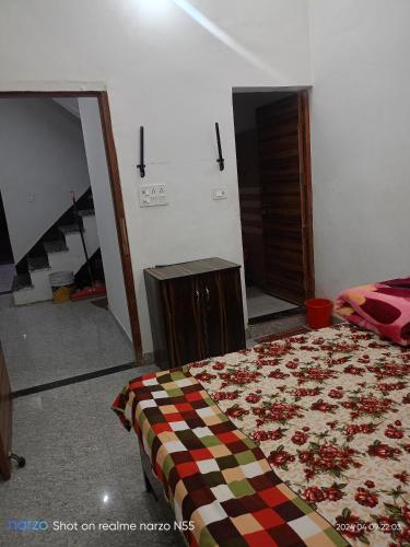 um quarto com uma cama, um espelho e escadas em Radheshyam bhawan em Govardhan