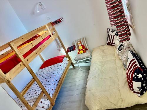 カリーニにあるVilla Eco-Chicのベッドルーム1室(二段ベッド2台、椅子付)