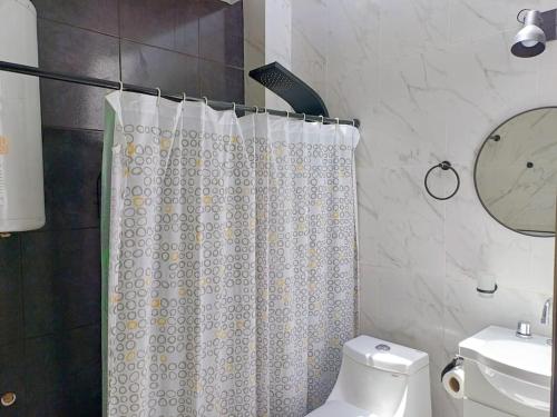 a bathroom with a shower curtain and a toilet at Casa a estrenar, Villa Martin, Casa Vista p/ 5 personas in Federación