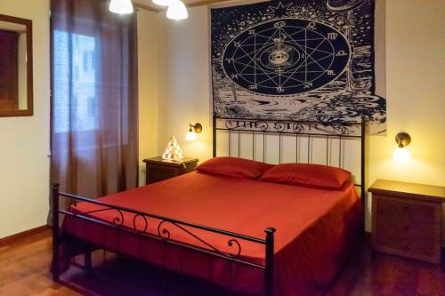 1 dormitorio con 1 cama con un cartel de ophiuchus en la pared en Appartamento Spazioso a 30min da Cortina, en Domegge di Cadore