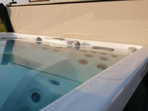 a jacuzzi tub with water in it at Schönes Ferienhaus in Zonnebeke mit Privatem Pool in Zonnebeke