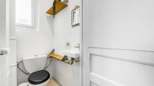 a white bathroom with a toilet and a sink at HOMEY COLOC GATSBY - New, parking gratuit, proche gare, Balcons privés, Établissement élégant et moderne in Ville-la-Grand