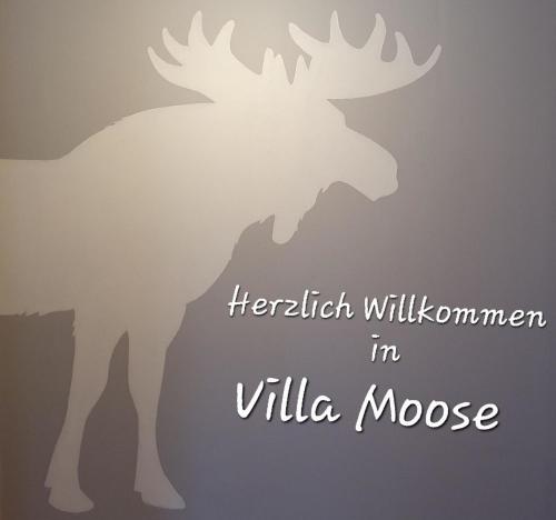 Ein Elch, der an einer Wand mit den Worten Harittivismivismus geheult ist. in der Unterkunft Ferienhaus in Vidsel mit Terrasse und Garten in Vidsel