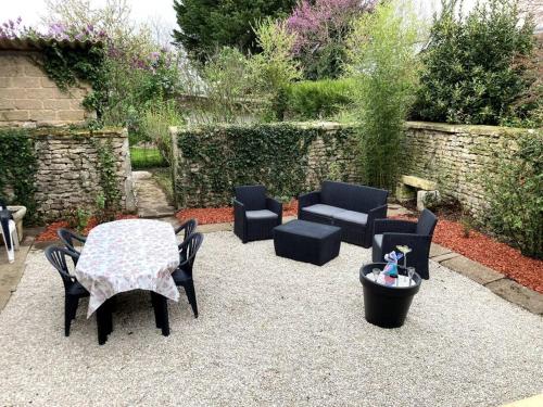 un patio amueblado con mesa y sillas en Le gîte du Tremblay en Étais-la-Sauvin