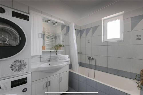 Ένα μπάνιο στο Kaminia Serenity House