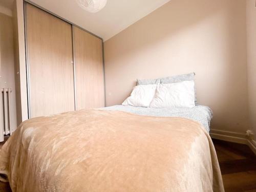 a bedroom with a bed with a pillow on it at Le Jardin des Plantes in Nantes