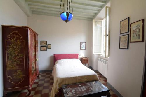 a bedroom with a bed and a table in a room at grande appartamento in versilia in Camaiore
