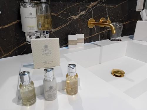 un mostrador blanco con dos botellas de perfume en Estalagem Santa Iria Hotel & Spa, en Tomar