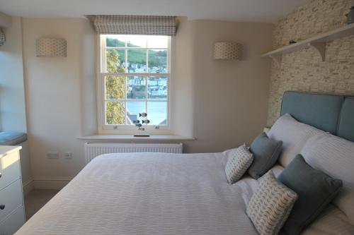 金斯維爾的住宿－Morocco House，一间卧室设有一张床和一个窗口
