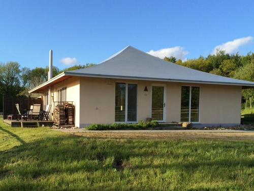 een klein wit huis met een schuin dak bij Oase Friedensthal in Friedenstal