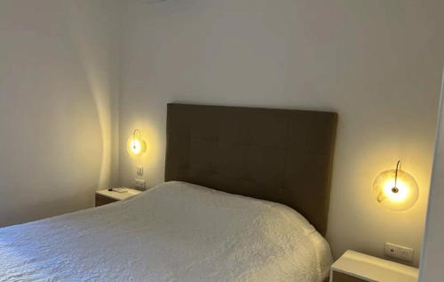 - une chambre avec un lit et deux lumières sur le mur dans l'établissement LUXURY VIEW 2BR IN CANNES, à Cannes
