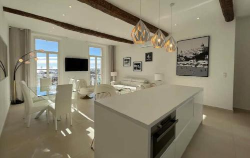 une cuisine et un salon avec une table et des chaises dans l'établissement LUXURY VIEW 2BR IN CANNES, à Cannes