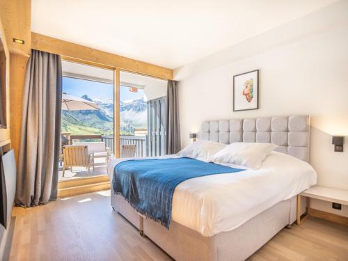 a bedroom with a large bed and a balcony at Appartement Tignes, 3 pièces, 4 personnes - FR-1-641-35 in Tignes
