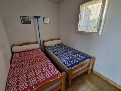 Postel nebo postele na pokoji v ubytování T2 avec piscine, parking, terrasse et vue mer au Rayol-Canadel-sur-Mer - FR-1-100-331