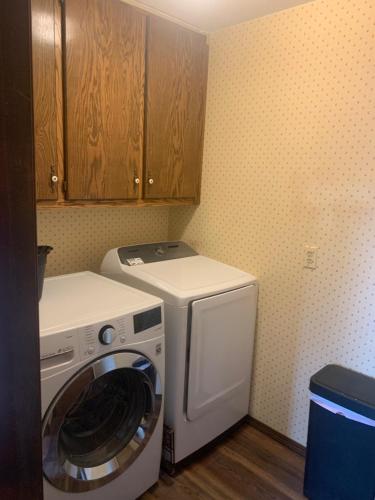 Una pequeña cocina con lavadora y secadora. en Whiteshomesplus, en Joplin