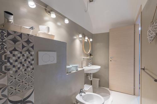 ein Bad mit einem Waschbecken und einem WC. in der Unterkunft Villa Salvarezza in Noli