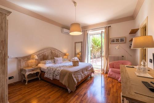 1 dormitorio con 1 cama, 1 mesa y 1 silla en Villa Salvarezza, en Noli