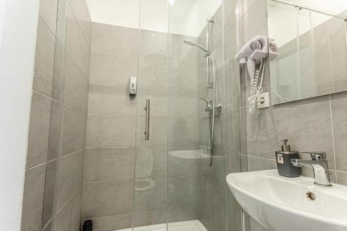 Gorgeous 1BR Apt near AKH Hospital tesisinde bir banyo