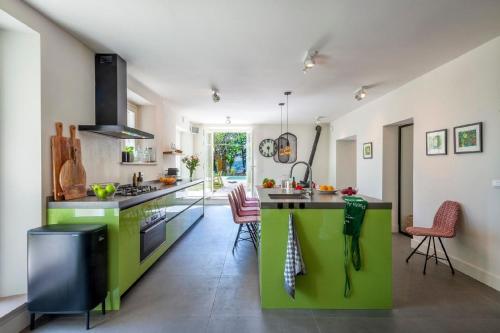 een keuken met een groen eiland in een kamer bij Ferienhaus in Pergola mit Privatem Pool in Pergola