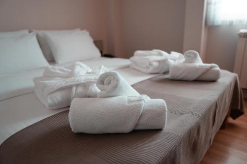 2 camas con toallas blancas encima en Hotel Topcider, en Belgrado