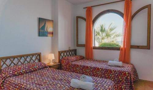 ein Hotelzimmer mit 2 Betten und einem Fenster in der Unterkunft Aldeas Taray Club 035 in La Manga del Mar Menor