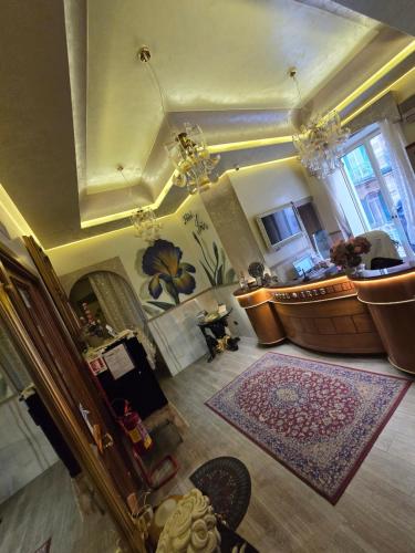 vista sul soffitto di un soggiorno con tappeto di Hotel Iris a Napoli