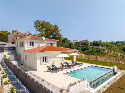 una casa con piscina en un patio en Ferienhaus mit Privatpool für 6 Personen ca 150 qm in Vinež, Istrien Bucht von Raša en Vinež