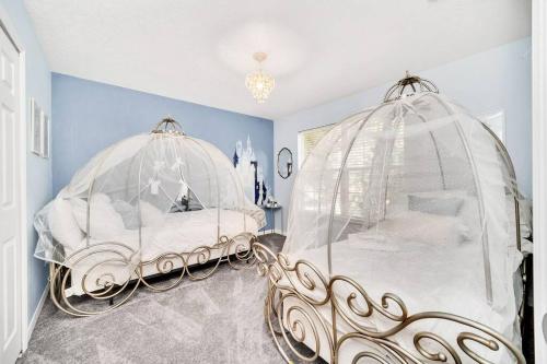 Ένα ή περισσότερα κρεβάτια σε δωμάτιο στο Enjoyable 6BR Home Near Disney