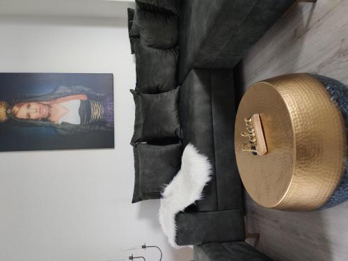 un sombrero colgado en una pared junto a una foto en Romantik Ferienwohnung Bollenhut Superior en Lenzkirch