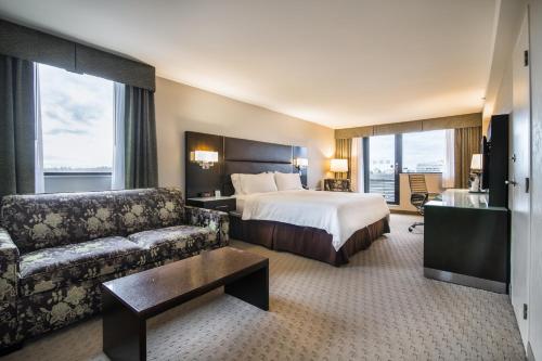 Tempat tidur dalam kamar di Holiday Inn Vancouver-Centre Broadway, an IHG Hotel