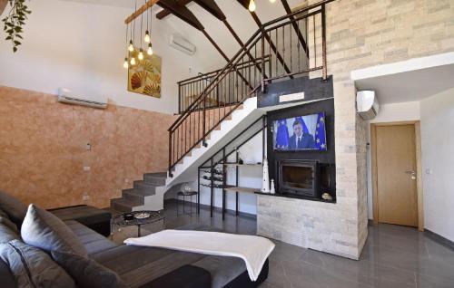 un soggiorno con un divano e una TV di Große Villa Alina mit Swimmingpool in Meeresnähe a Savudrija