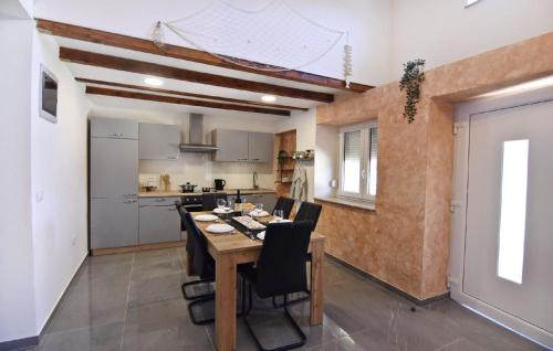 una cucina e una sala da pranzo con tavolo e sedie di Große Villa Alina mit Swimmingpool in Meeresnähe a Savudrija