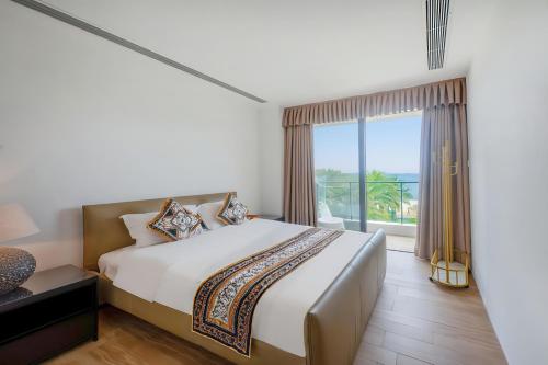 Postel nebo postele na pokoji v ubytování Xiaojing Bay Haige Hotel
